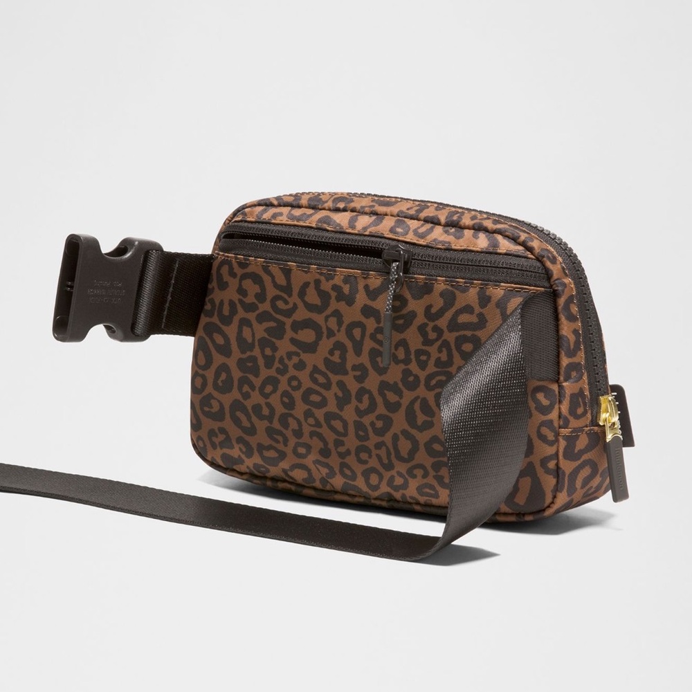 lululemon athletica NWT Leopard Print Belt Bag 1L - Picture 4 of 8